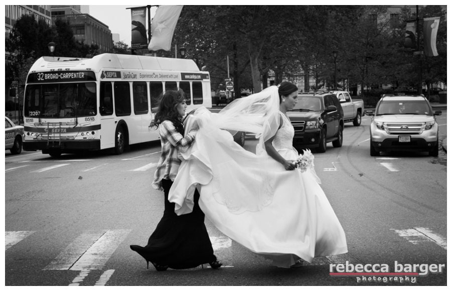 Holly gets some help from her sister in crossing the Ben Franklin Parkway for her first look with Ben.